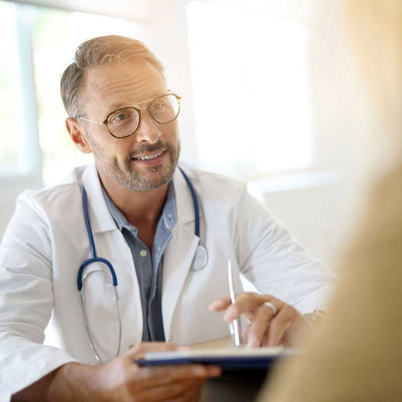 Arzt mit Patient in einer Besprechung